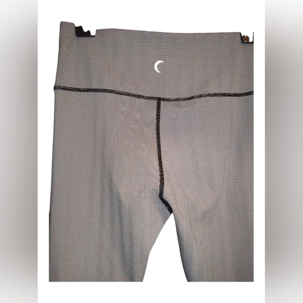 Zyia Size 6/8 Black and White Leggings